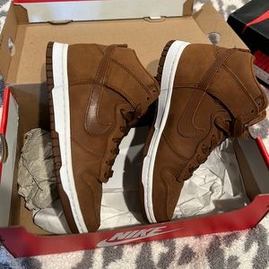Brand new nike dunks brown size 6w